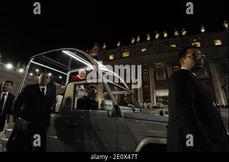 Papst Benedikt XVI. Nimmt am 29. Dezember 2012 an einem ökumenischen Treffen von rund 40,000 Jugendlichen auf dem Petersplatz in Rom im Vatikan Teil. Die jungen Christen kamen im Rahmen eines europäischen Treffens der Communauté de Taizé, einem ökumenischen Mönchsorden in Taizé in Ostfrankreich, nach Rom. Foto von Eric Vandeville/ABACAPRESS.COM Stockfoto