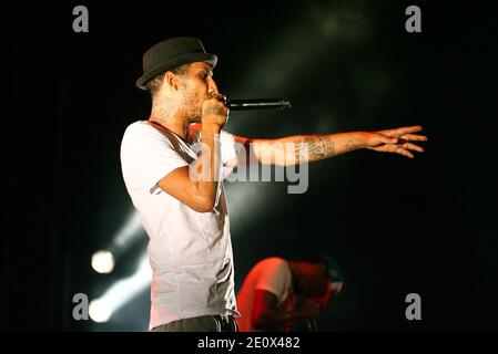 Die französische Rap-Band Raggasonic tritt während seines Live-Konzerts im Palais des Rois de Majorque in Perpignan, Südfrankreich, am 21. Juli 2012 auf. Im Bild auch Big Red des Sängers. Foto von Michel Clementz/ABACAPRESS.COM Stockfoto