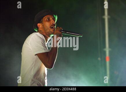 Die französische Rap-Band Raggasonic tritt während seines Live-Konzerts im Palais des Rois de Majorque in Perpignan, Südfrankreich, am 21. Juli 2012 auf. Im Bild auch Big Red des Sängers. Foto von Michel Clementz/ABACAPRESS.COM Stockfoto