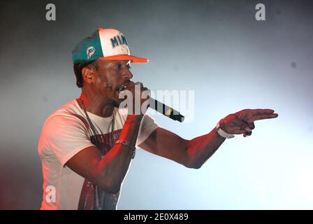 Die französische Rap-Band Raggasonic tritt während seines Live-Konzerts im Palais des Rois de Majorque in Perpignan, Südfrankreich, am 21. Juli 2012 auf. Im Bild auch Big Red des Sängers. Foto von Michel Clementz/ABACAPRESS.COM Stockfoto