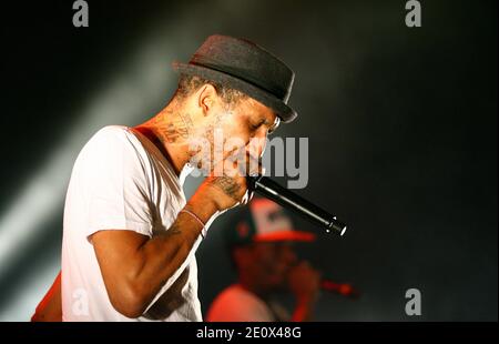 Die französische Rap-Band Raggasonic tritt während seines Live-Konzerts im Palais des Rois de Majorque in Perpignan, Südfrankreich, am 21. Juli 2012 auf. Im Bild auch Big Red des Sängers. Foto von Michel Clementz/ABACAPRESS.COM Stockfoto