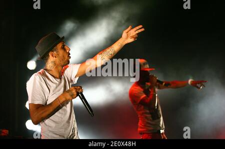 Die französische Rap-Band Raggasonic tritt während seines Live-Konzerts im Palais des Rois de Majorque in Perpignan, Südfrankreich, am 21. Juli 2012 auf. Im Bild auch Big Red des Sängers. Foto von Michel Clementz/ABACAPRESS.COM Stockfoto