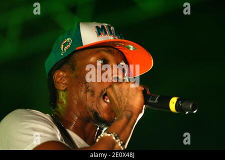 Die französische Rap-Band Raggasonic tritt während seines Live-Konzerts im Palais des Rois de Majorque in Perpignan, Südfrankreich, am 21. Juli 2012 auf. Im Bild auch Big Red des Sängers. Foto von Michel Clementz/ABACAPRESS.COM Stockfoto