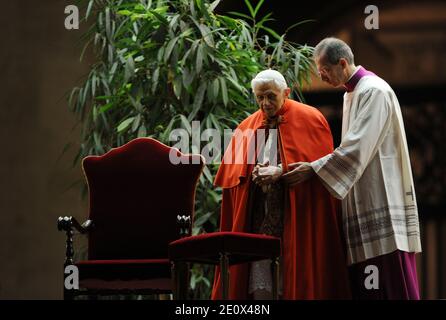 Papst Benedikt XVI. Nimmt am 29. Dezember 2012 an einem ökumenischen Treffen von rund 40,000 Jugendlichen auf dem Petersplatz in Rom im Vatikan Teil. Die jungen Christen kamen im Rahmen eines europäischen Treffens der Communauté de Taizé, einem ökumenischen Mönchsorden in Taizé in Ostfrankreich, nach Rom. Foto von Eric Vandeville/ABACAPRESS.COM Stockfoto