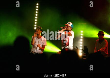 Die französische Rap-Band Raggasonic tritt während seines Live-Konzerts im Palais des Rois de Majorque in Perpignan, Südfrankreich, am 21. Juli 2012 auf. Im Bild auch Big Red des Sängers. Foto von Michel Clementz/ABACAPRESS.COM Stockfoto