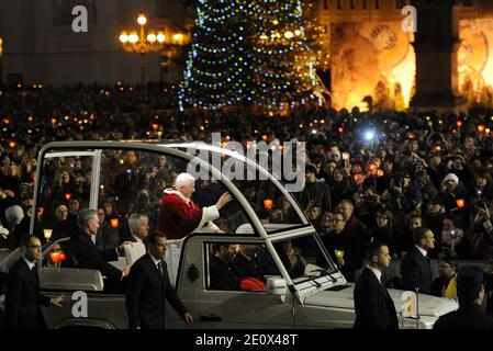 Papst Benedikt XVI. Nimmt am 29. Dezember 2012 an einem ökumenischen Treffen von rund 40,000 Jugendlichen auf dem Petersplatz in Rom im Vatikan Teil. Die jungen Christen kamen im Rahmen eines europäischen Treffens der Communauté de Taizé, einem ökumenischen Mönchsorden in Taizé in Ostfrankreich, nach Rom. Foto von Eric Vandeville/ABACAPRESS.COM Stockfoto