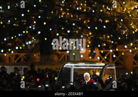 Papst Benedikt XVI. Nimmt am 29. Dezember 2012 an einem ökumenischen Treffen von rund 40,000 Jugendlichen auf dem Petersplatz in Rom im Vatikan Teil. Die jungen Christen kamen im Rahmen eines europäischen Treffens der Communauté de Taizé, einem ökumenischen Mönchsorden in Taizé in Ostfrankreich, nach Rom. Foto von Eric Vandeville/ABACAPRESS.COM Stockfoto