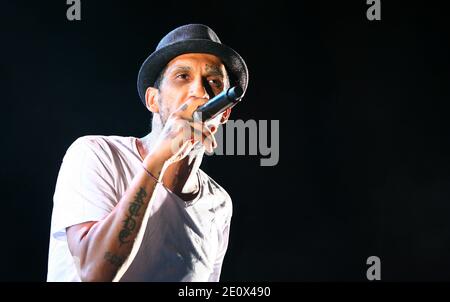 Die französische Rap-Band Raggasonic tritt während seines Live-Konzerts im Palais des Rois de Majorque in Perpignan, Südfrankreich, am 21. Juli 2012 auf. Im Bild auch Big Red des Sängers. Foto von Michel Clementz/ABACAPRESS.COM Stockfoto