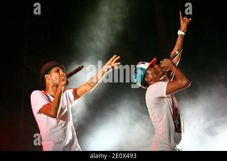 Die französische Rap-Band Raggasonic tritt während seines Live-Konzerts im Palais des Rois de Majorque in Perpignan, Südfrankreich, am 21. Juli 2012 auf. Im Bild auch Big Red des Sängers. Foto von Michel Clementz/ABACAPRESS.COM Stockfoto