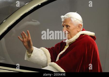 Papst Benedikt XVI. Nimmt am 29. Dezember 2012 an einem ökumenischen Treffen von rund 40,000 Jugendlichen auf dem Petersplatz in Rom im Vatikan Teil. Die jungen Christen kamen im Rahmen eines europäischen Treffens der Communauté de Taizé, einem ökumenischen Mönchsorden in Taizé in Ostfrankreich, nach Rom. Foto von Eric Vandeville/ABACAPRESS.COM Stockfoto