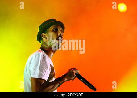 Die französische Rap-Band Raggasonic tritt während seines Live-Konzerts im Palais des Rois de Majorque in Perpignan, Südfrankreich, am 21. Juli 2012 auf. Im Bild auch Big Red des Sängers. Foto von Michel Clementz/ABACAPRESS.COM Stockfoto