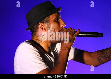 Die französische Rap-Band Raggasonic tritt während seines Live-Konzerts im Palais des Rois de Majorque in Perpignan, Südfrankreich, am 21. Juli 2012 auf. Im Bild auch Big Red des Sängers. Foto von Michel Clementz/ABACAPRESS.COM Stockfoto