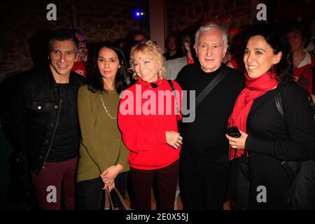 Nagui, Sophia Aram, Isabelle Aubret, Marcel Amont und Isabelle Alonso nahmen an dem Empfang Teil, der für die Lauschkampagne von "Les Peres Noel verts" der Secours populaire am 03. Dezember 2012 am Sitz des Vereins in Paris, Frankreich, organisiert wurde. Foto von ABACAPRESS.COM Stockfoto
