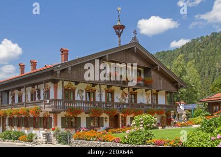 Der Steinhof in Bayrischzell ist EIN Paradebeispiel für die Alpiner Baustil Im Südlichen Oberbayern Stockfoto