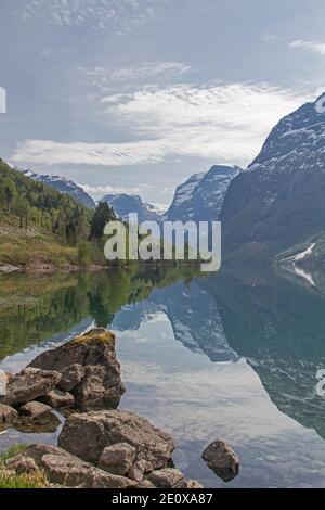 Der Idyllische See Lovatnet Vor Den Mächtigen Gletschern Der Jostedalsbreen Zieht Viele Besucher An Stockfoto