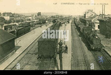 Les Trains de la 'Compagnie des Chemins de Fer du Nord' und gare de Compiègne. Stockfoto