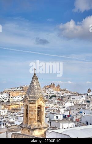 Blick auf die alte weiße Stadt Ostuni und die Kathedrale bei Sonnenaufgang. Brindisi, Apulien in Süditalien. Europa. Stockfoto