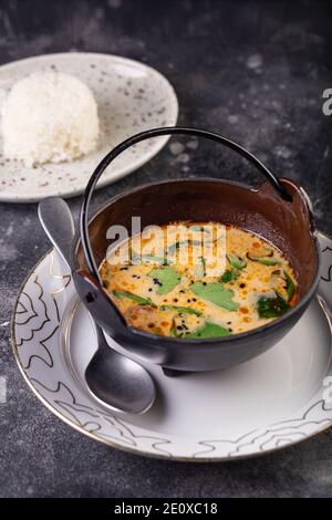 Leckere Sahnesuppe mit frischem Lachs mit Gemüse und Gewürzen. Gourmet-Mittagessen Stockfoto