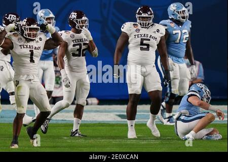 Miami, Usa. Januar 2021. Texas A&M Aggies Linebacker Buddy Johnson (1) feiert, nachdem North Carolina Tar Heels Quarterback Sam Howell (R) während der ersten Hälfte des Orange Bowl Fußballspiels im Hard Rock Stadium in Miami entlassen wurde, Samstag, 2. Januar 2021. Foto von Hans Deryk/UPI Credit: UPI/Alamy Live News Stockfoto