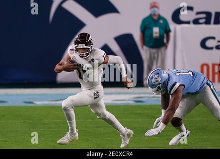 Miami, Usa. Januar 2021. Texas A&M Aggies Quarterback Kellen Mond (11) läuft in der ersten Hälfte des Orange Bowl am Samstag, 2. Januar 2021, in Miami an North Carolina Tar Heels Linebacker Tomon Fox (12) vorbei. Foto von Hans Deryk/UPI Credit: UPI/Alamy Live News Stockfoto