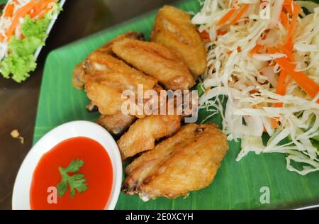 Gebratene Chicken Wings mit Chilisauce. Thailändisches Essen. Stockfoto