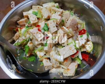 Würziger Glas-Nudelsalat mit vietnamesischer Wurst in einem Aluminium Wanne Stockfoto