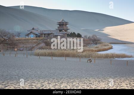 Crescent Moon Lake und hallende Sande, Dunhuang, Provinz Gansu, China Stockfoto