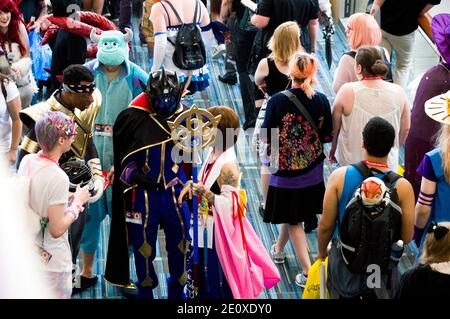 Cosplayer chatten miteinander in der Menge bei Animazement - Raleigh, NC, USA - 27. Mai 2017 Stockfoto