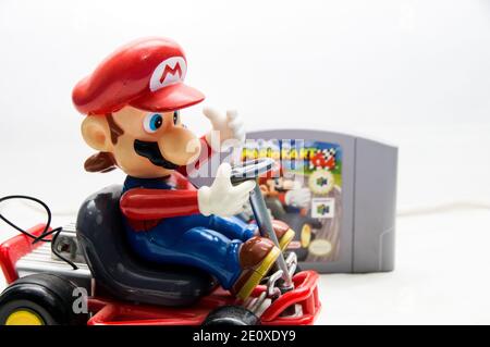 Mario Kart Spielzeug neben einem Mario Kart 64 Spiel Stockfoto