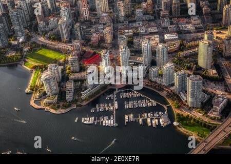 False Creek, Cambie Bridge, Marina und Wohngebäude Stockfoto