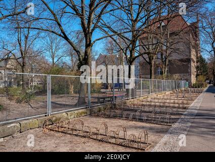 Leere Bike Racks Wegen Der Schule Schließung An Der Corona Pandemie In Berlin Pankow Stockfoto