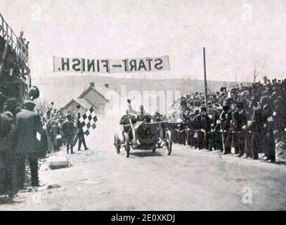 Lewis Strang vainqueur de la course de Briarcliff près de NY en 1908, sur Isotta-Frachini (devant 100 000 Zuschauer). Stockfoto