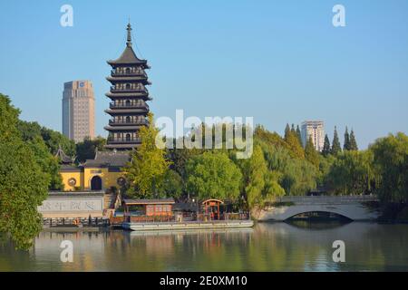 Wu-Tempel auf dem Südsee in Jiaxing. An diesem See traf sich die Kommunistische Partei Chinas zum ersten Mal im Jahr 1921 und sie werden hier hundertjährige Feierlichkeiten abhalten Stockfoto