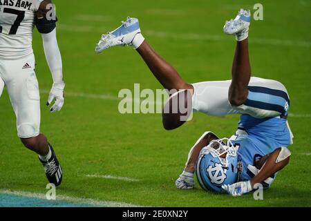 Miami, Usa. Januar 2021. Der North Carolina Tar Heels Wide Receiver Antoine Green (3) kann während der zweiten Hälfte des Orange Bowl Fußballspiels im Hard Rock Stadium in Miami, Samstag, 2. Januar 2021, keinen Pass-Empfang gegen die Texas A&M Aggies machen. Foto von Hans Deryk/UPI Credit: UPI/Alamy Live News Stockfoto