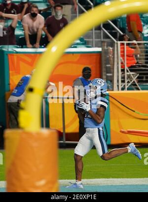 Miami, Usa. Januar 2021. North Carolina Tar Heels Wide Receiver Josh Downs (11) punktet gegen die Texas A&M Aggies während der zweiten Hälfte des Orange Bowl Fußballspiels im Hard Rock Stadium in Miami, Samstag, 2. Januar 2021. Foto von Hans Deryk/UPI Credit: UPI/Alamy Live News Stockfoto