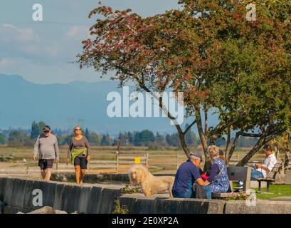 Menschen hängen sich ab und entspannen im Park an einem sonnigen Tag. White Rock, BC, Kanada-September 21,2020. Selektiver Fokus, Straßenansicht, Reisefoto Stockfoto