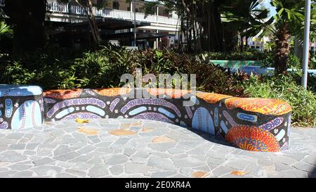 Kunstwerke der Aborigines auf einem Steinsitz in Cairns Stockfoto