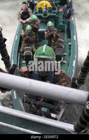 Liberianische Dienstmitglieder üben das Einsteigen in das spanische Patrouillenschiff der Guardia Civil Rio Segura 8. März 2014, in Dakar, Senegal, während der Übung Saharan Express 2014 140308 Stockfoto