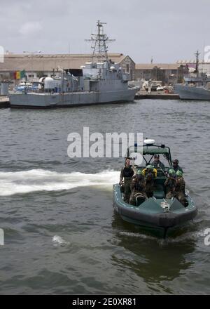 Liberianische Dienstmitglieder an Bord eines Bootes der spanischen Guardia Civil bereiten sich darauf vor, an Bord eines Schiffes während der Ausbildung zum Verbot der Seefahrt am 8. März 2014 in Dakar, Senegal, im Rahmen der Übung Saharan Express 2014 140308 zu gehen Stockfoto