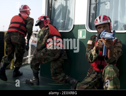 Liberianische Küstenwachtruppen nehmen an der Ausbildung zum Verbot der Seefahrt an Bord des spanischen Patrouillenschiffs der Guardia Civil Rio Segura Teil 9. März 2014, in Dakar, Senegal, während der Übung Saharan Express 2014 140309 Stockfoto