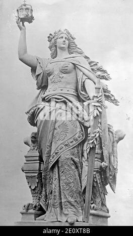 Figur auf Niederwald-Denkmal - Foto zeigt Germania Figur auf dem Niederwalddenkmal, ein Denkmal aus dem Jahr 1871 zur Erinnerung an die Gründung des Deutschen Reiches, im Landschaftspark Niederwald, Hessen, um 1920 gelegen Stockfoto