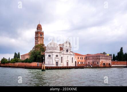 Häuser, Wasserkanäle, Sehenswürdigkeiten Und Touristen In Der Lagunenstadt Venedig, Italien Stockfoto