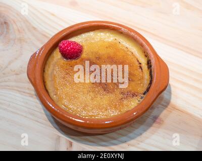 Typisches Spanisg Dessert katalanische Creme in EINER rustikalen Schüssel Stockfoto