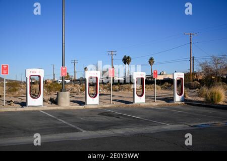 Eine allgemeine Ansicht von Tesla Supercharging an Eddie World Convenience Store und Tankstelle, Dienstag, 29. Dezember 2020 in Yermo, Kalifornien (Dylan Stewart/im Stockfoto