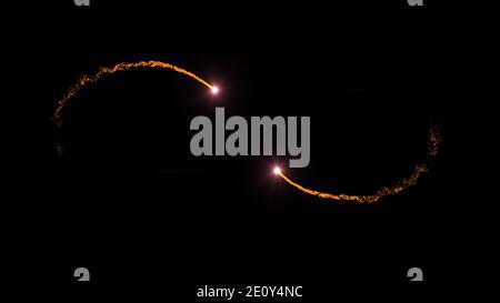 Abstrakt Feuer Partikel oder Feuer Explosionen mit beweglichen Licht Studien und glühendes Licht isoliert auf schwarzem Hintergrund, Feuerwerk Hintergrund, Feuer Partikel Stockfoto