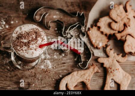 DIY Weihnachtsplätzchen. Heiße Schokolade mit Sahne und Keksen. Tierische Figurine Cookies Stockfoto