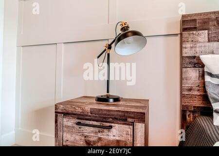 Nachttischlampe auf Beistelltisch aus Holz mit Schubladen Innen Haus Schlafzimmer Stockfoto