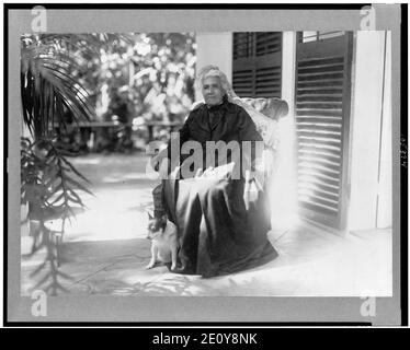 Liliuokalani, Königin von Hawaii, in voller Länge Porträt, Sitzen, Draußen, mit Hund, leicht nach links zeigen Stockfoto