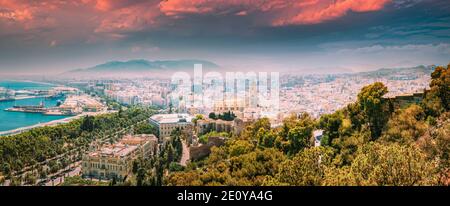 Malaga, Spanien. Panorama Stadtbild Erhöhte Ansicht Von Malaga Im Sonnigen Sommerabend. Veränderter Sonnenuntergang Himmel Stockfoto