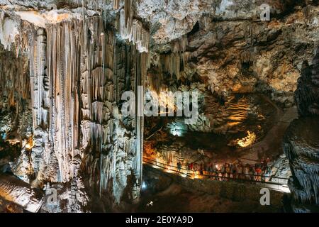 Nerja, Spanien. Cuevas De Nerja - Berühmte Höhlen. Naturdenkmal Und Eine Der Top-Touristenattraktionen In Spanien. Verschiedene Felsen, Stalaktiten Und Stockfoto